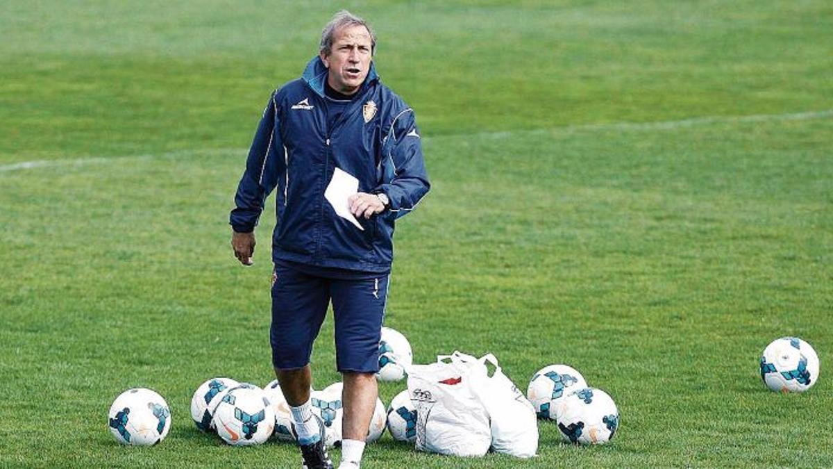 Víctor Muñoz dirige un entrenamiento del Zaragoza en la 13-14.