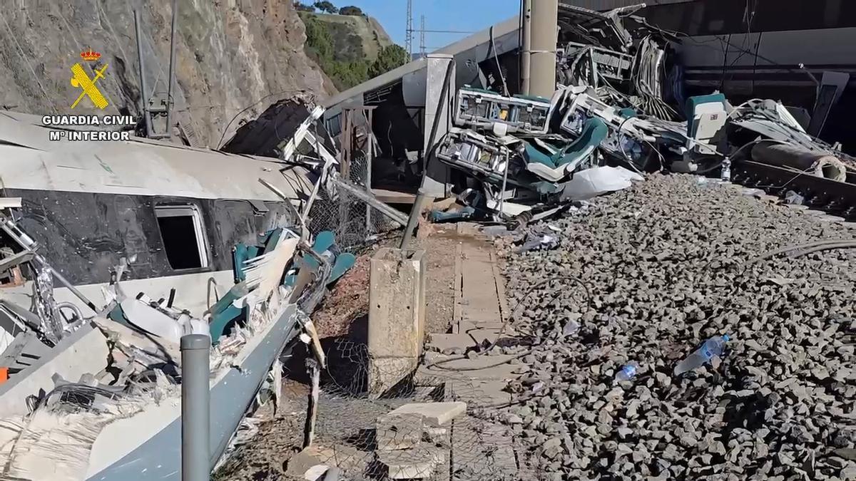 Estado de uno de los trenes siniestrados entre cuyos restos investiga la Guardia Civil