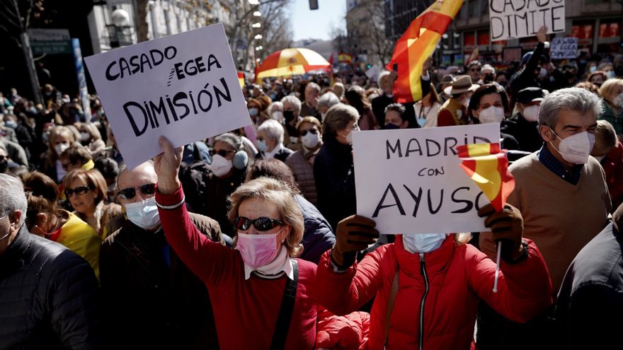 Gritos de &quot;traidor&quot; y &quot;cobarde&quot; contra Casado frente a la sede del PP en Génova