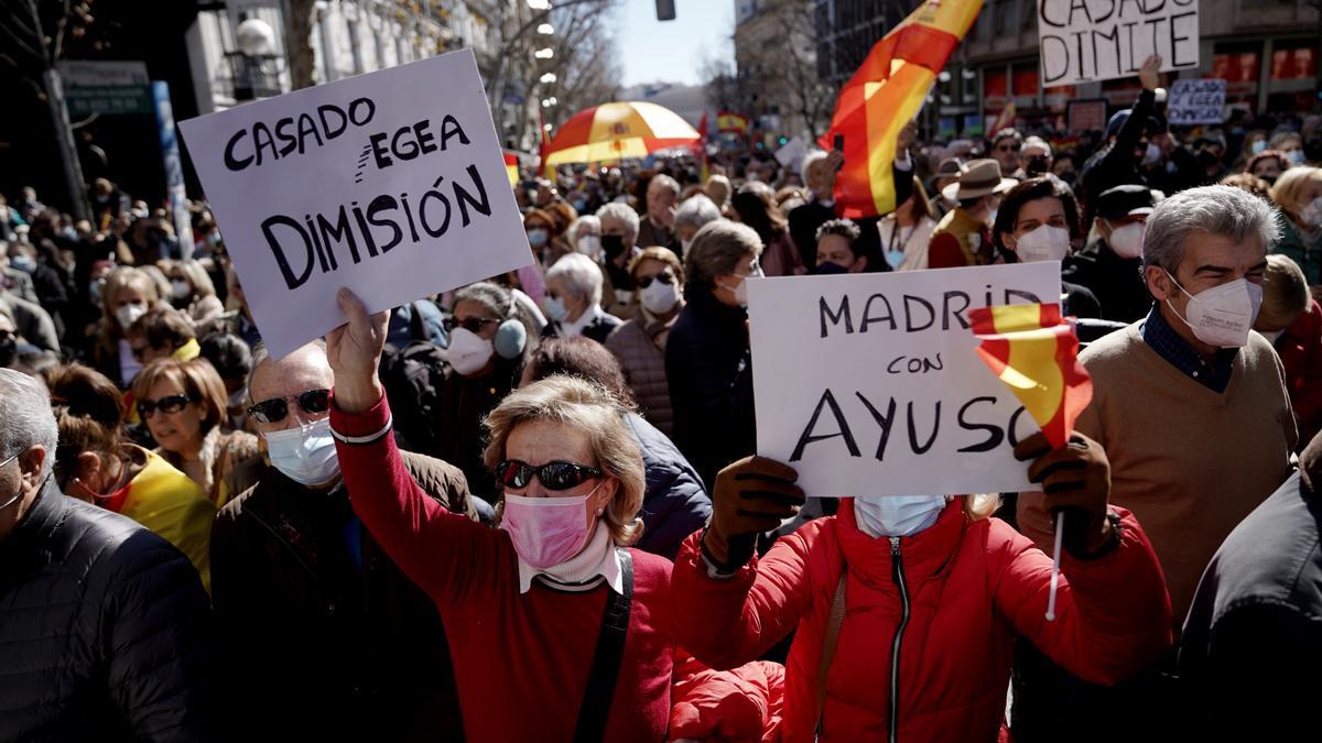 Gritos de "traidor" y "cobarde" contra Casado frente a la sede del PP en Génova