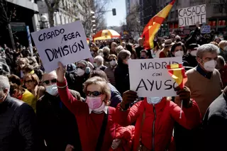 Unas 3.000 personas protestan contra Casado y a favor de Ayuso ante la sede del PP