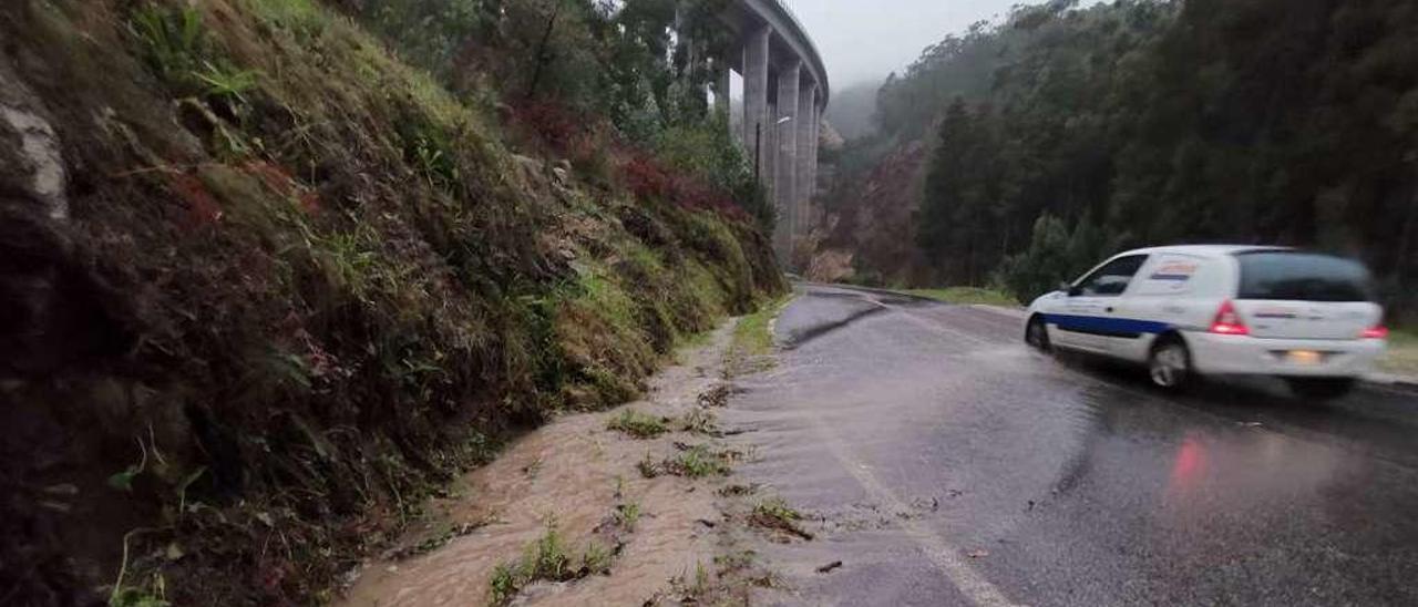 Una de las riadas de lodos de la autovía, en diciembre, que afectó al vial de Meira de Arriba, con el viaducto da Fraga, al fondo. // Santos Álvarez