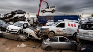 Una grúa recoge los coches dañados por la DANA, a 4 de noviembre de 2024, en Paiporta, Valencia, Comunidad Valenciana (España).