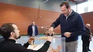 Un interventor de Vox increpa a Óscar Puente mientras votaba en Valladolid