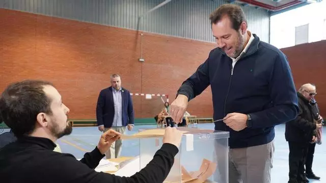 Un interventor de Vox increpa a Óscar Puente mientras votaba en Valladolid