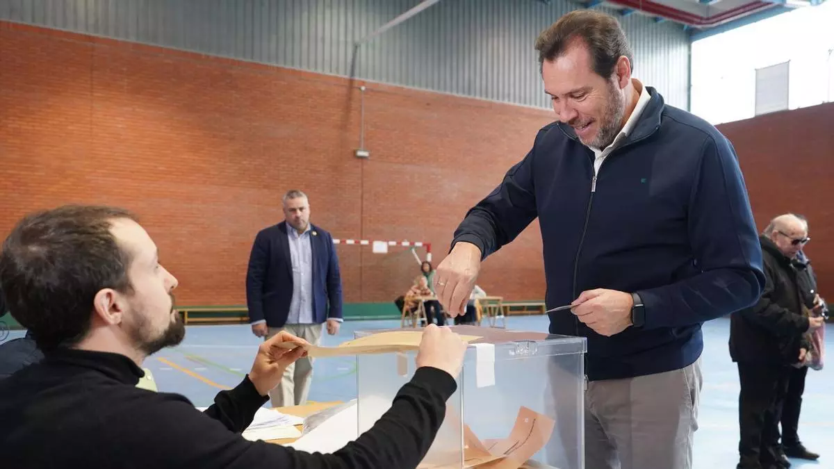 Un interventor de Vox increpa a Óscar Puente mientras votaba en Valladolid