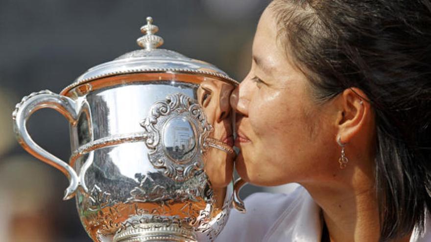La tenista china Na Li besa la copa de campeona de Roland Garros.