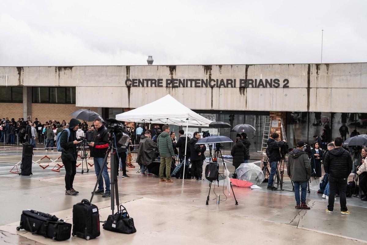 Protestas fuera de la cárcel en la espera de la salida de Alves