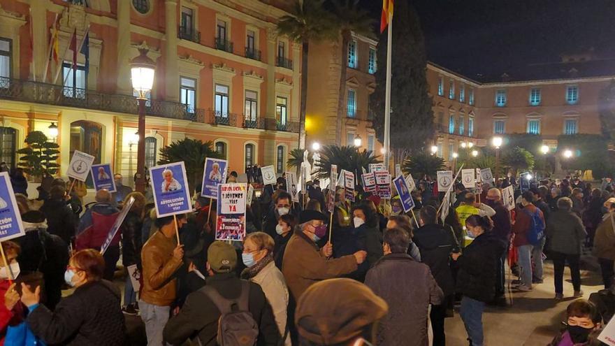 Cerca de 200 de personas personas piden la absolución de los jóvenes de las vías