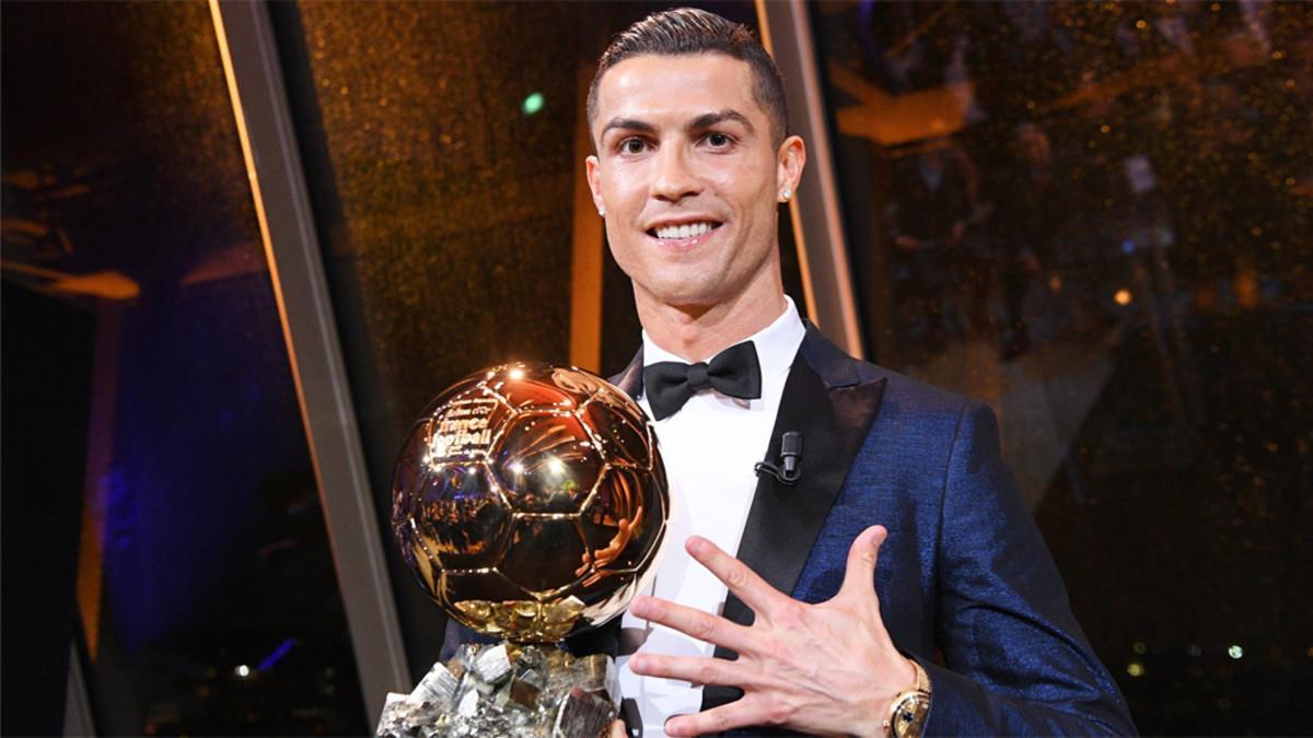 Cristiano Ronaldo luce su quinto Balón de Oro ganado en 2017