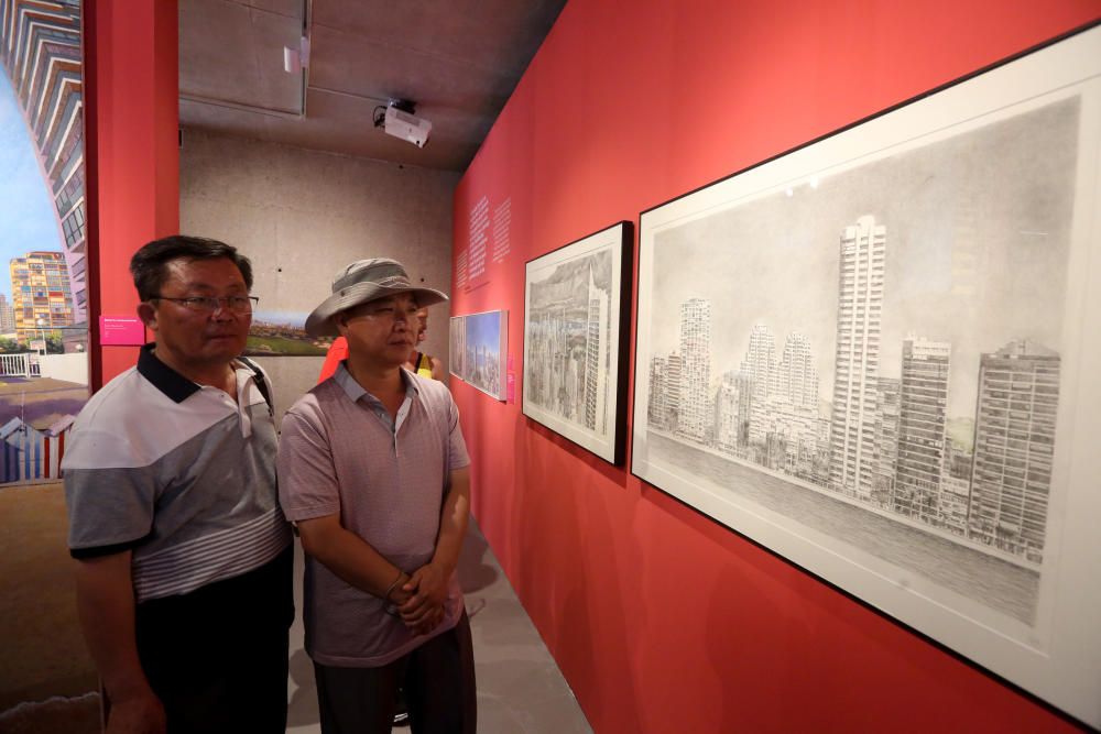Una veintena de arquitectos del considerado país más hermético del mundo, acompañados por el embajador, muestran su interés por el desarrollo urbanístico de la ciudad de los rascacielos.