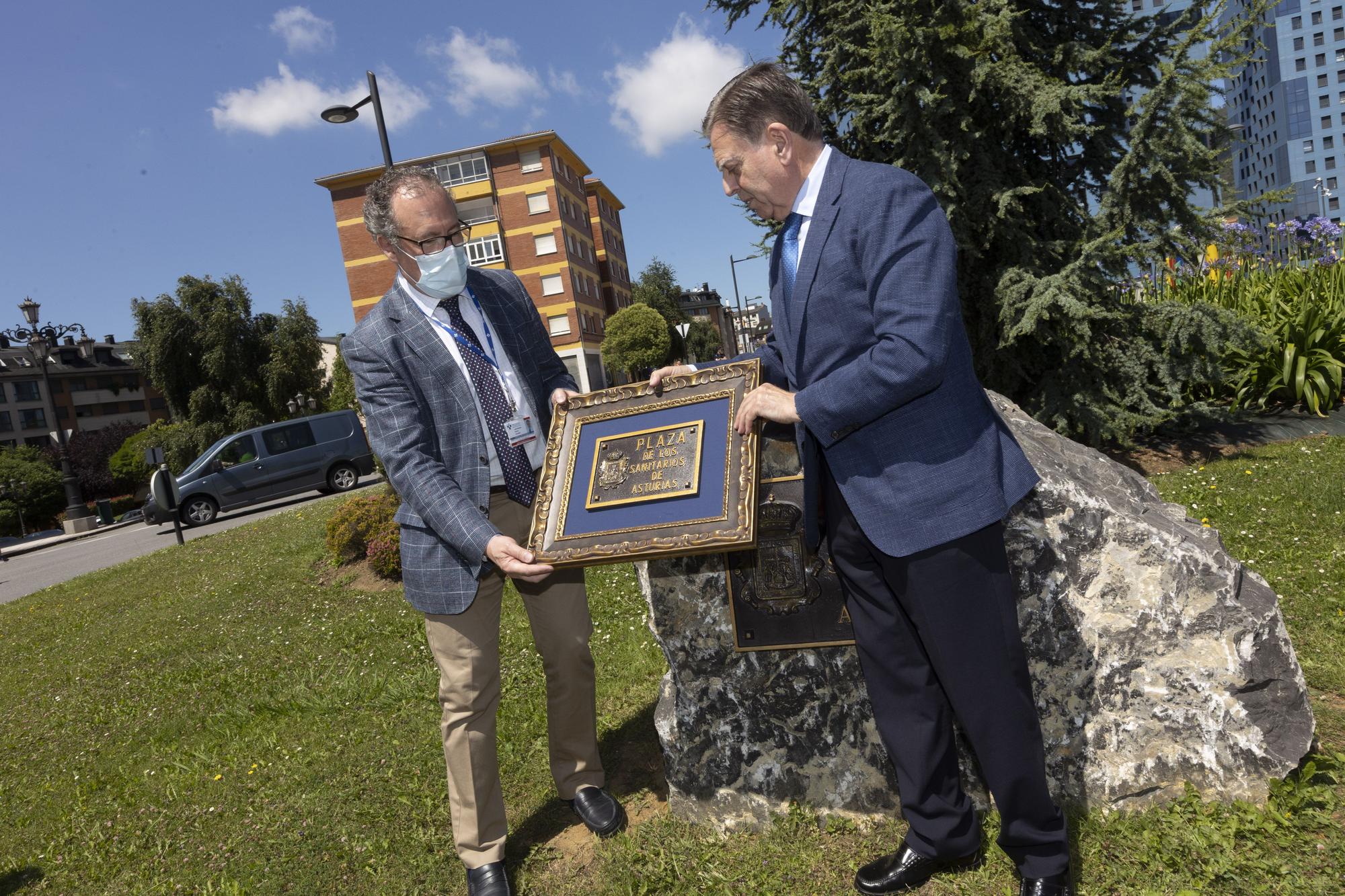 EN IMÁGENES: Jaime Baladrón, fundador y director del Curso MIR Asturias, estrena calle en Oviedo