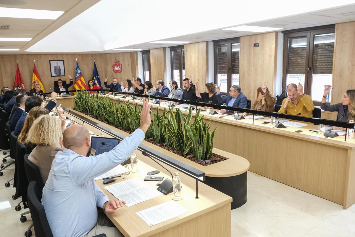 La corporación municipal durante una votación en el Pleno de Elda.