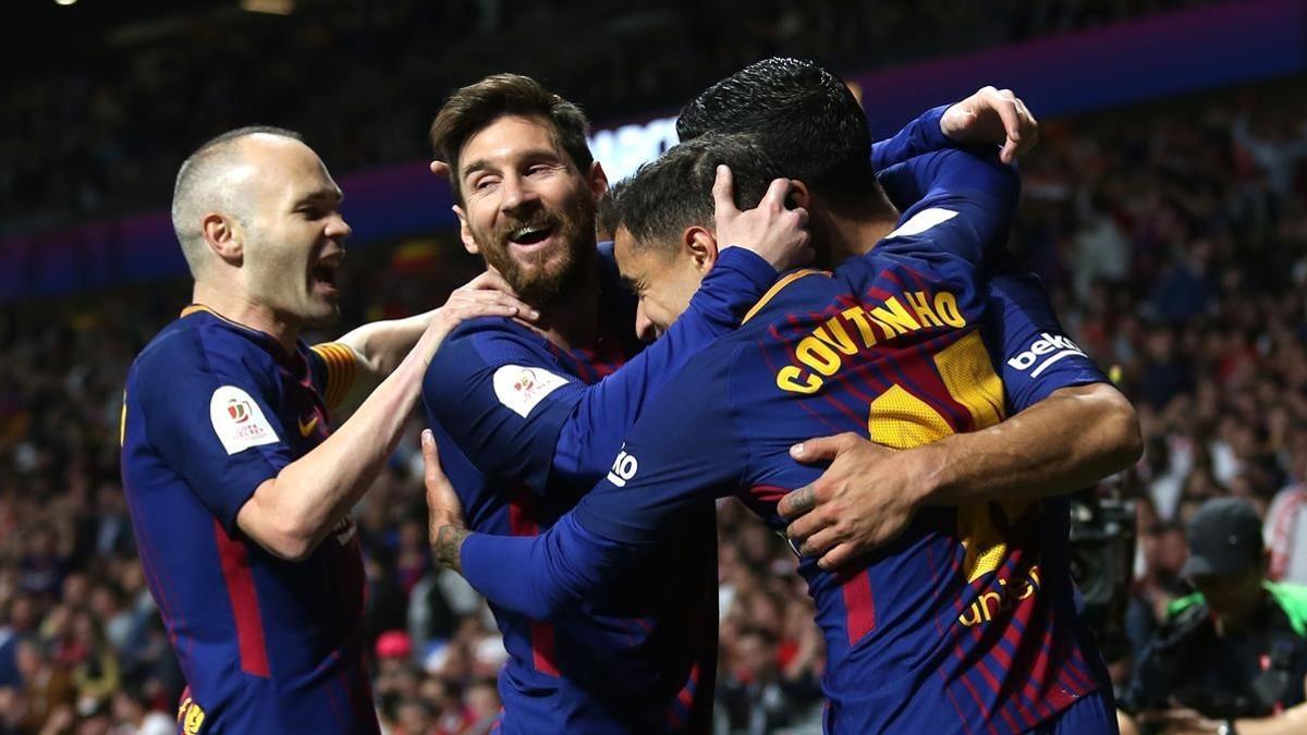 Messi, Iniesta y Coutinho celebran con otro compañero el segundo gol del Barça.