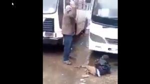 Fotograma de vídeo en que golpean y mofan al niño migrante.
