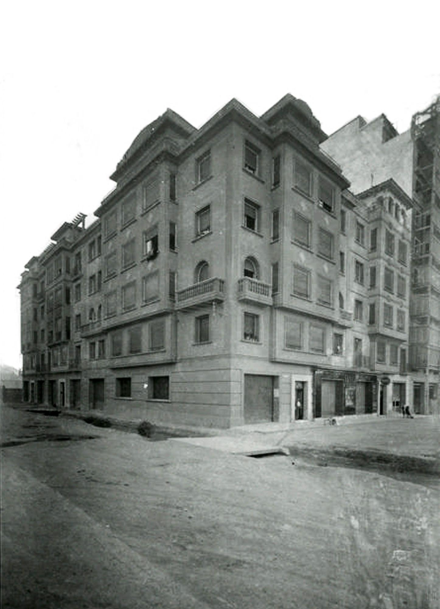 Inmueble de la calle de Eduardo Dato donde la policía torturaba en los años sesenta. Foto Juan Mora Insa, 1952.