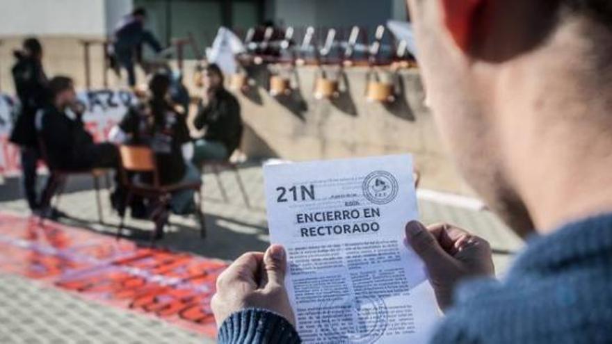 Los estudiantes cierran durante 24 horas el Rectorado para exigir el derecho de huelga