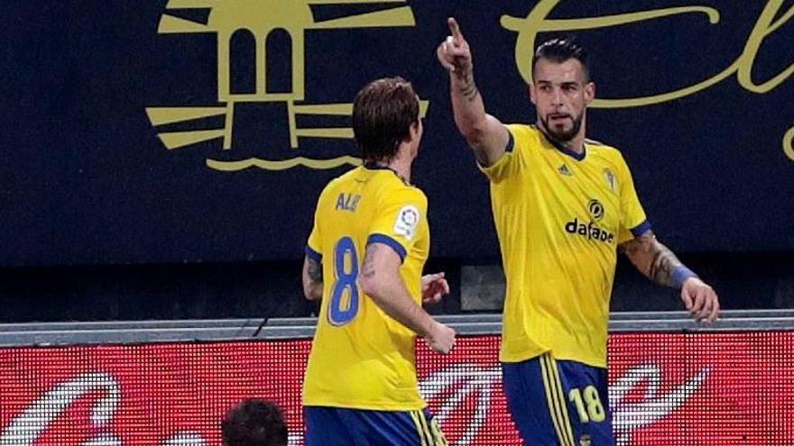 El delantero del Cádiz Álvaro Negredo celebra su gol ante el Eibar.