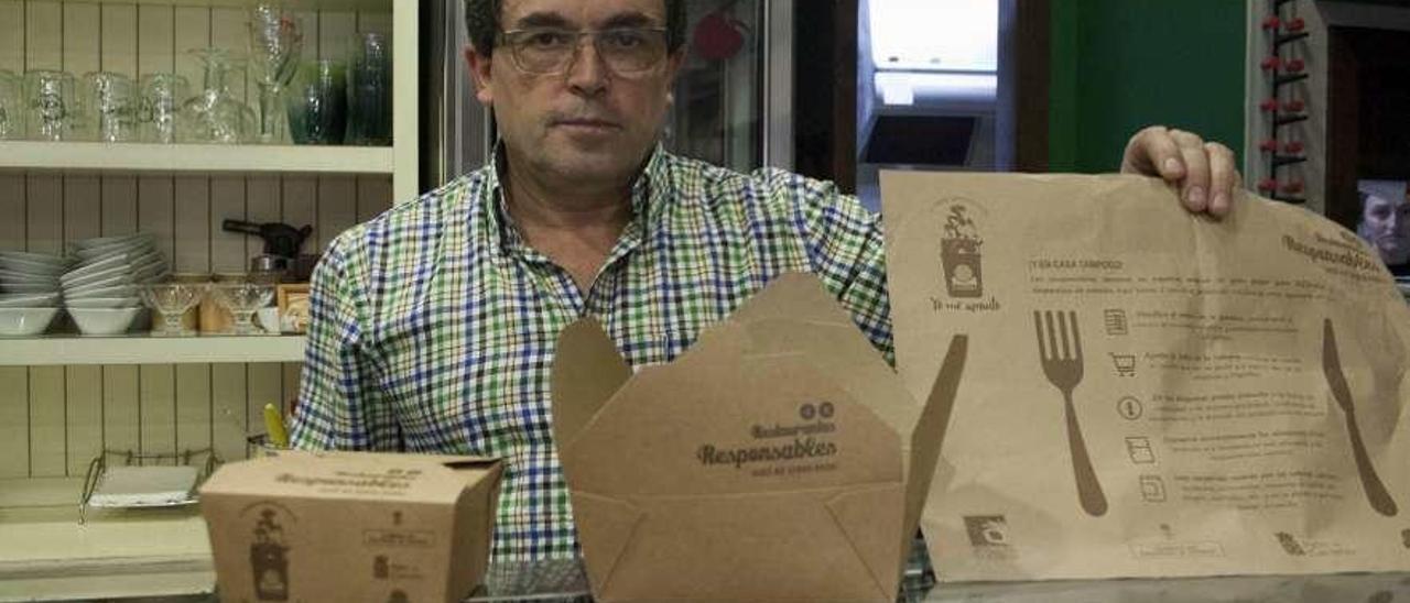 José Ramón Pola, con las cajas e información de la campaña candasina.