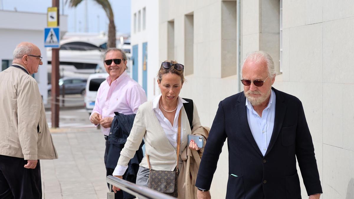 Carlos Illa entra con una abogada en la sede de la APB. Detrás, Josep Maria Costa y Juan Marí, del CNI.