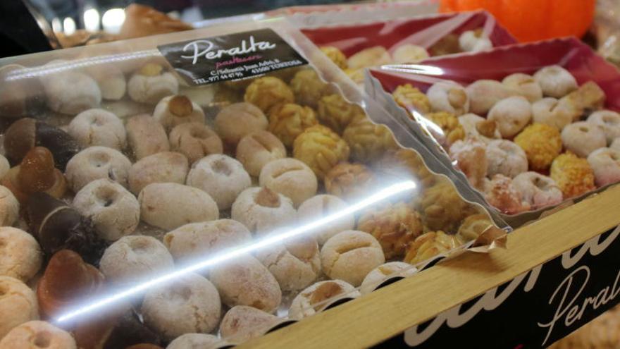 Panellets exposats a l&#039;aparador d&#039;una pastisseria