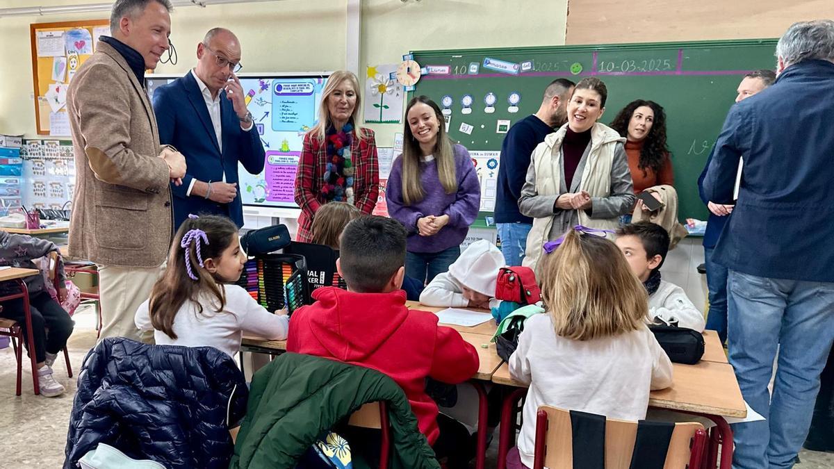 El consejero de Educación, Víctor Marín, con el alcalde Fulgencio Gil, en un aula del CEIP Villaespesa (Lorca).