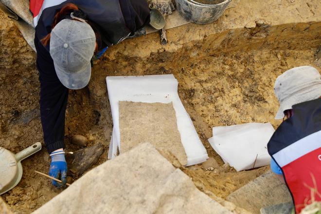 EN IMÁGENES: Hallan los restos de al menos seis víctimas en la fosa común de La Lloba