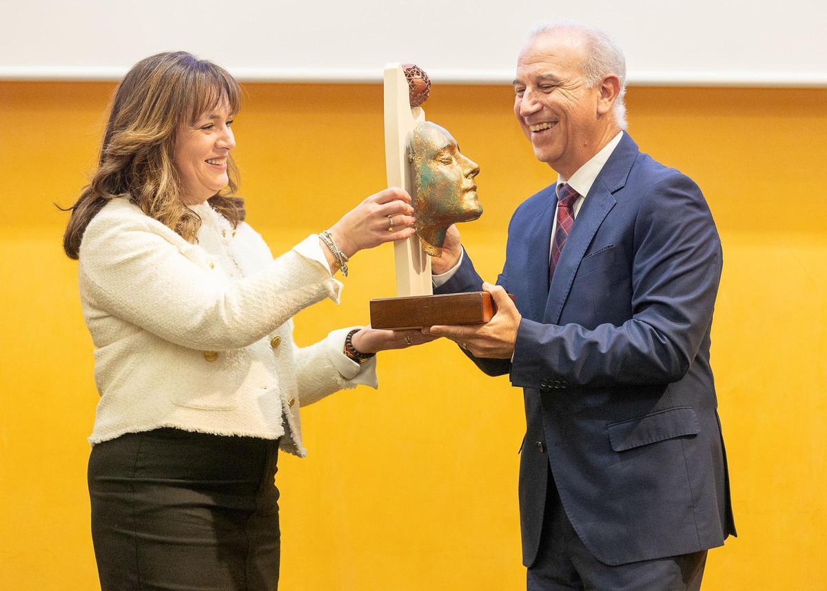 María Magdalena Martínez, diputada de Medio Ambiente de Alicante, hacía entrega del Premio Salud Humana a Hermann Schwarz, presidente del COMA.