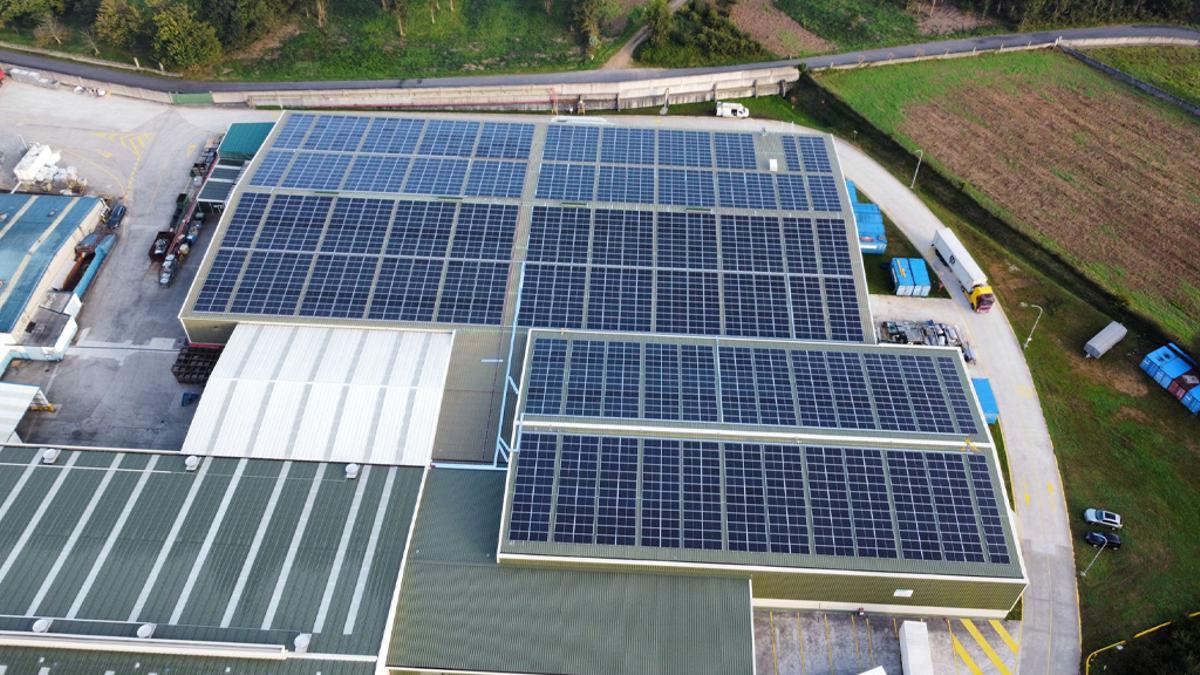 Instalación fotovoltaica en la planta de Nauterra en Carballo.