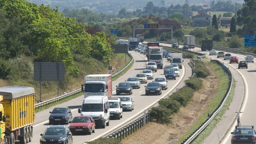 Piden que se retiren las multas a motoristas que circularon por el arcén en atascos