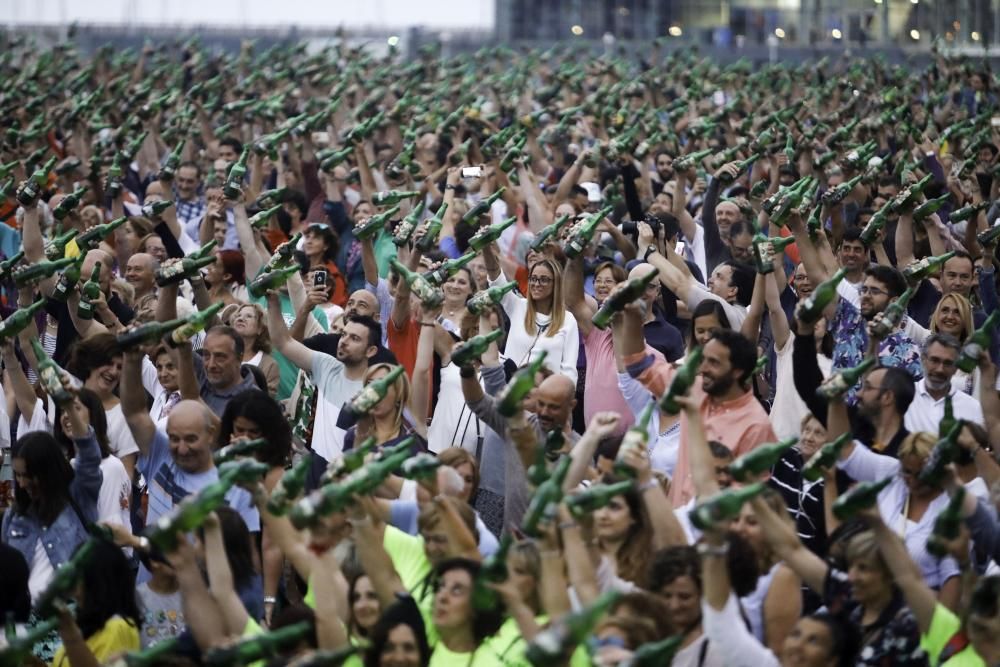 Gijón bate el récord de escanciado simultáneo de sidra