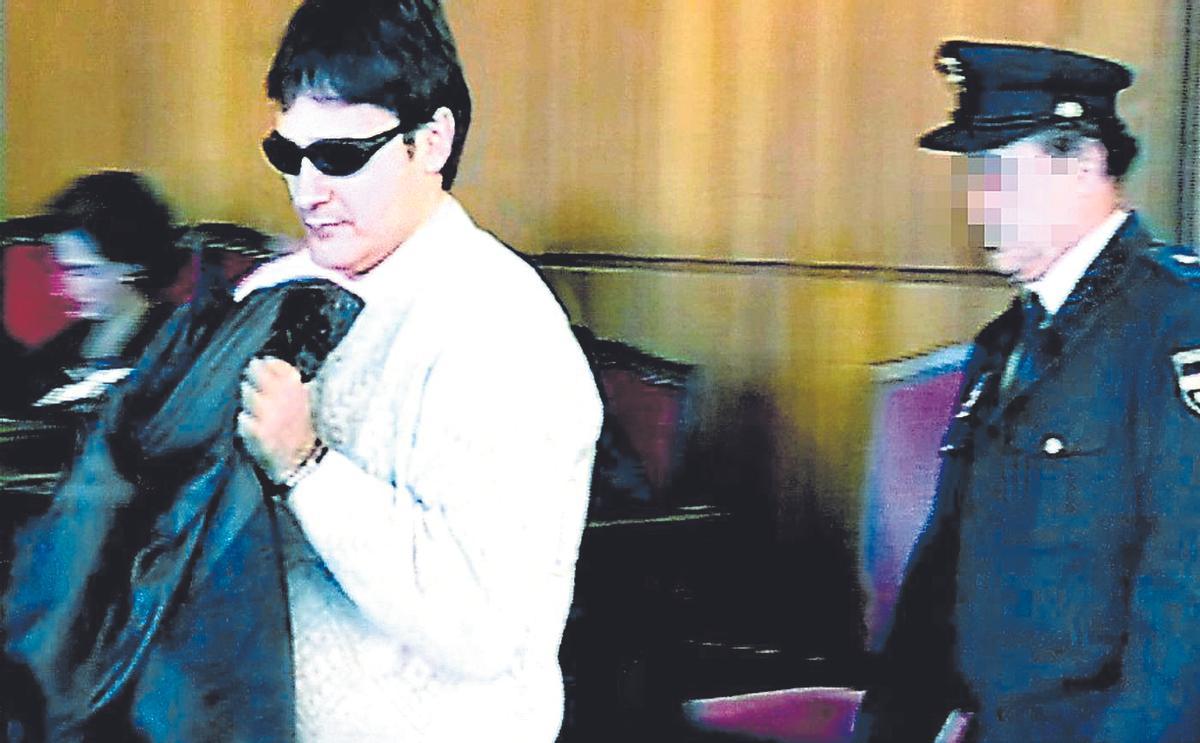 Juicio a Joaquín Ferrandiz Ventura en la Audiencia Provincial de Castellón. En la imagen el acusado entrando a la sala acompanyado de un policía.