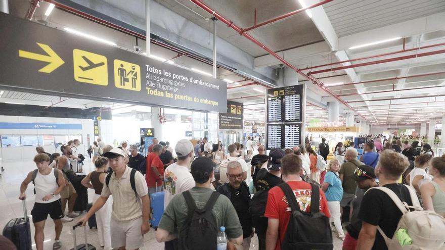 El aeropuerto de Palma, abarrotado por el eclipse: "En el hotel nos dijeron que llegásemos cinco horas antes"