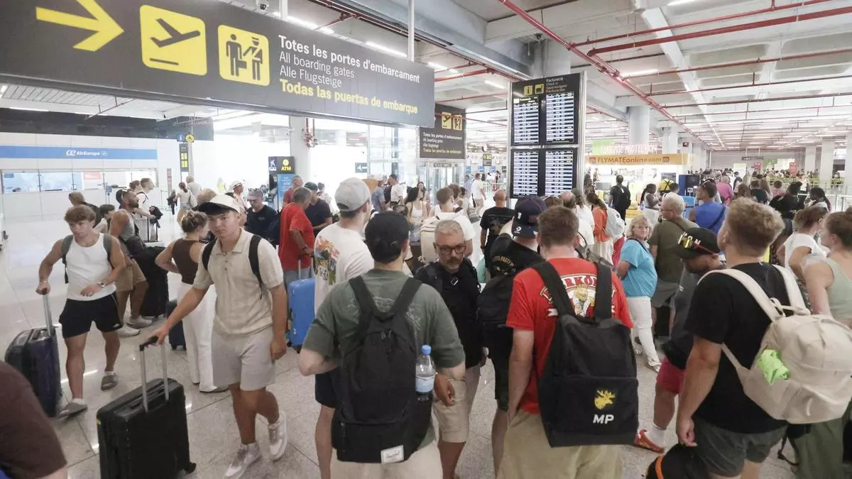 El aeropuerto de Palma, abarrotado por el eclipse: "En el hotel nos dijeron que llegásemos cinco horas antes"