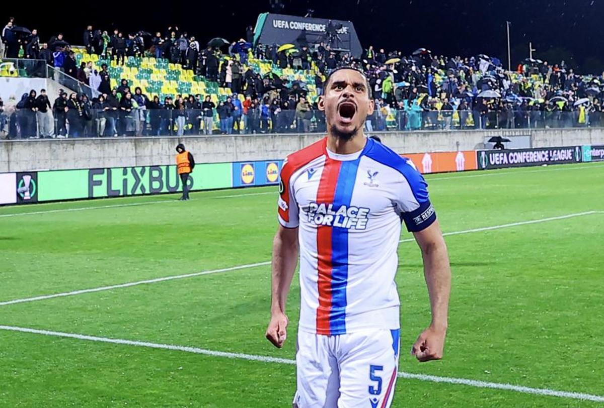 Maxence Lacroix jugador del Crystal Palace celebra la clasificación a los cuartos de final de la Conference League
