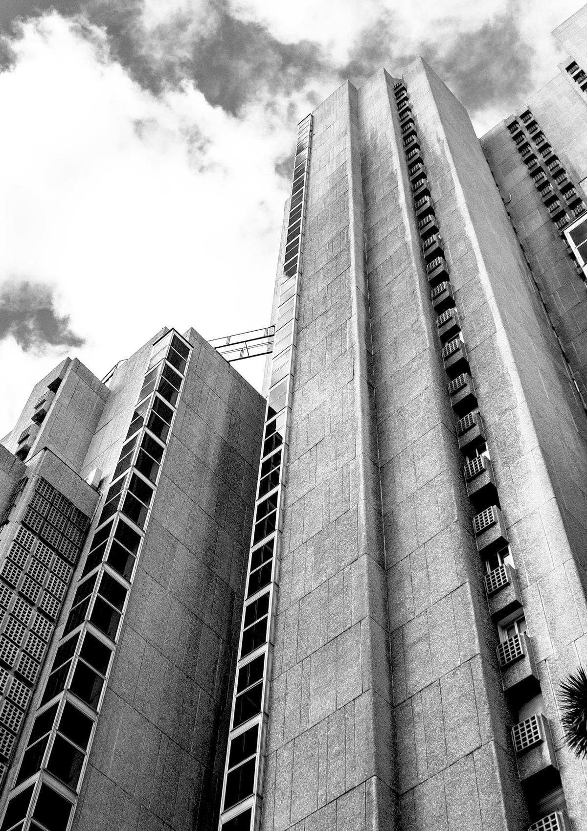Los edificios brutalistas suelen estar equipados con elementos textiles, cerámicos y de madera para darles calidez.