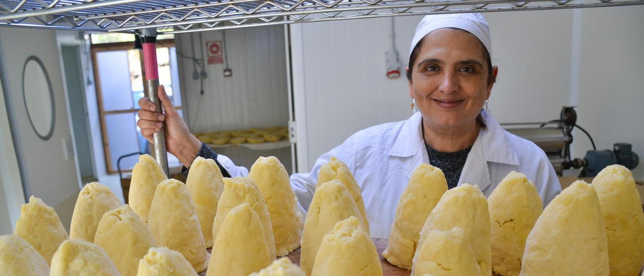 Natalia Lobeto Álvarez posa tras los gorollos de queso casín en su quesería en El Campu.