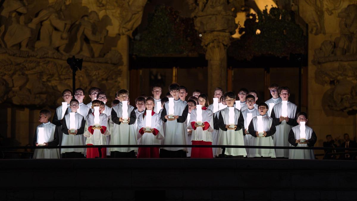 Escolanets interpretant una cançó al davant de la Sagrada Família