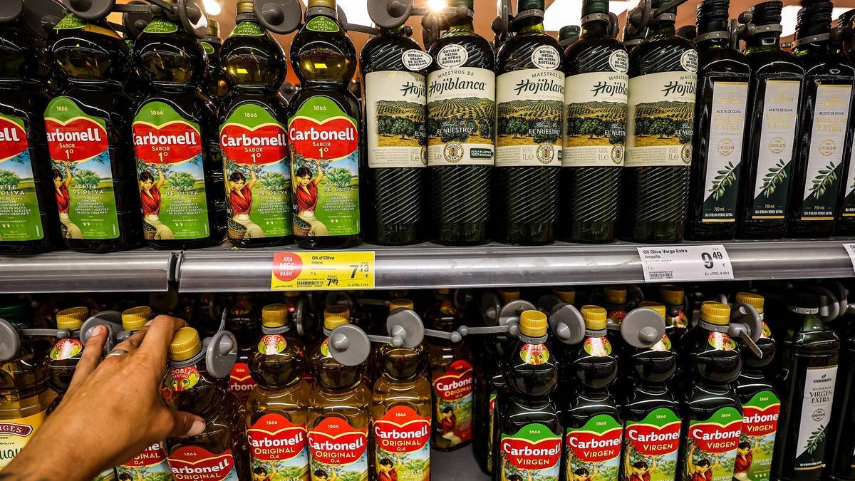 Aceites de la marca Carbonell y Hojiblanca en un supermercado de Barcelona