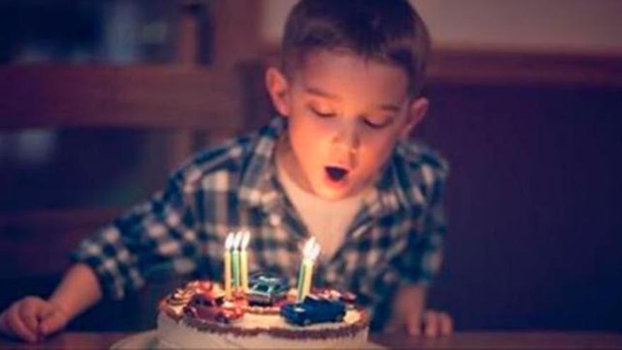 Un policía celebra con un niño su cumpleaños tras no irle a buscar sus padres al colegio