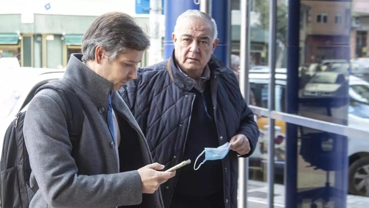 Juan Roselló, a la derecha, junto a su abogado, en la entrada a la Audiencia de Alicante