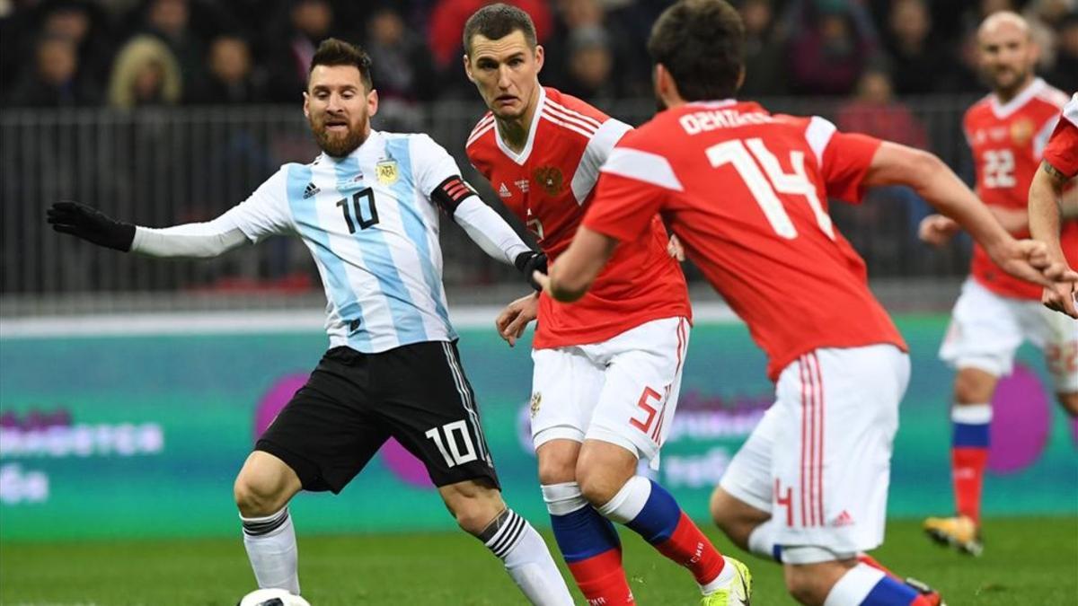 Vasin, con cara de susto ante Messi en un amistoso entre Rusia y Argentina