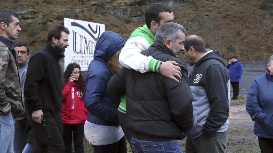 Familiares y amigos, en el exterior de la mina.