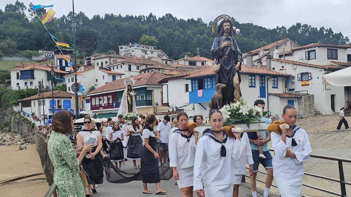 Tazones se echó a la mar para honrar a San Roque y cumplió con la "quema del xigante"