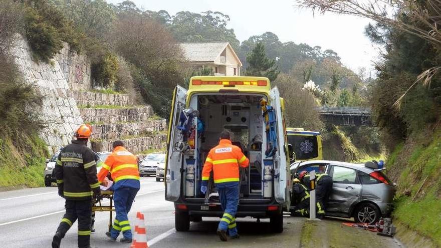 Efectivos sanitarios asisten a los heridos en un accidente de tráfico.