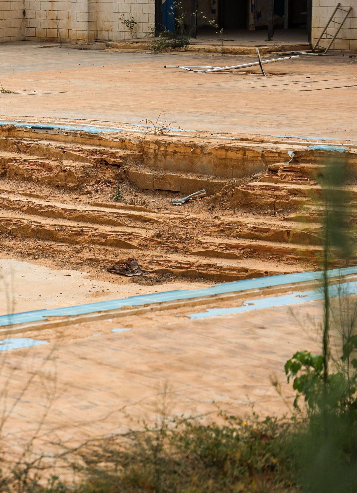 Escaleras de la piscina municipal de Paiporta, tras diez meses del paso de la dana.