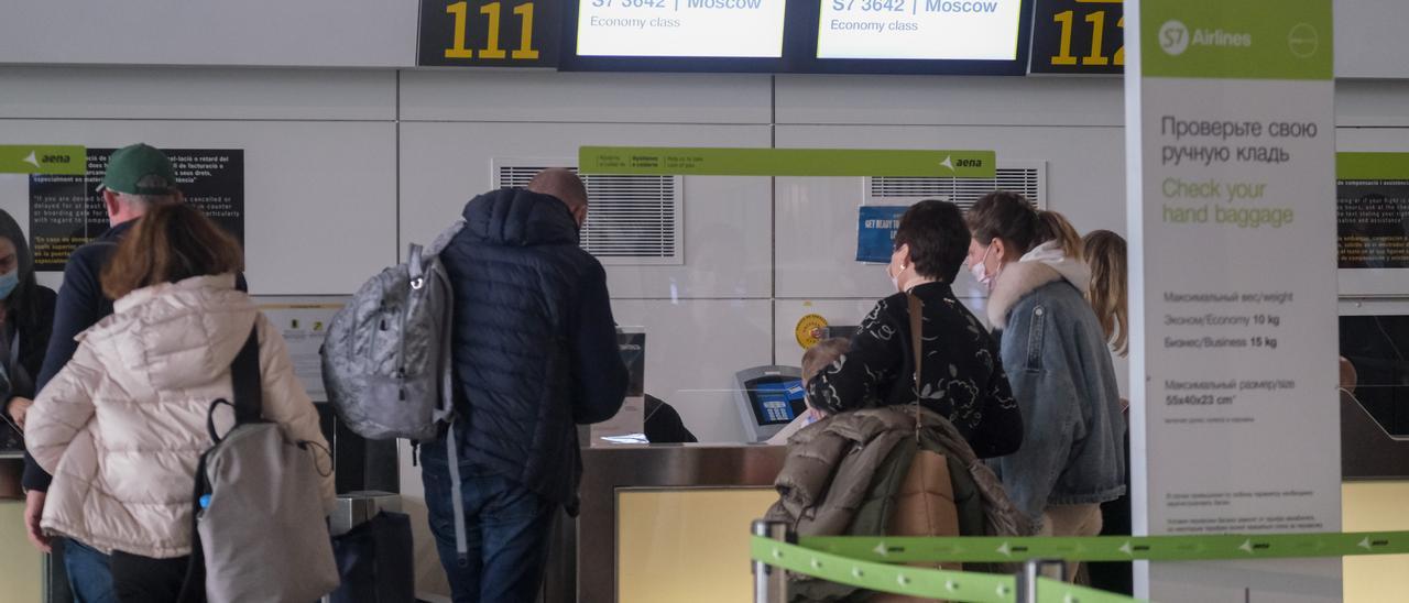 Facturación para un vuelo a Moscú en el aeropuerto de Alicante