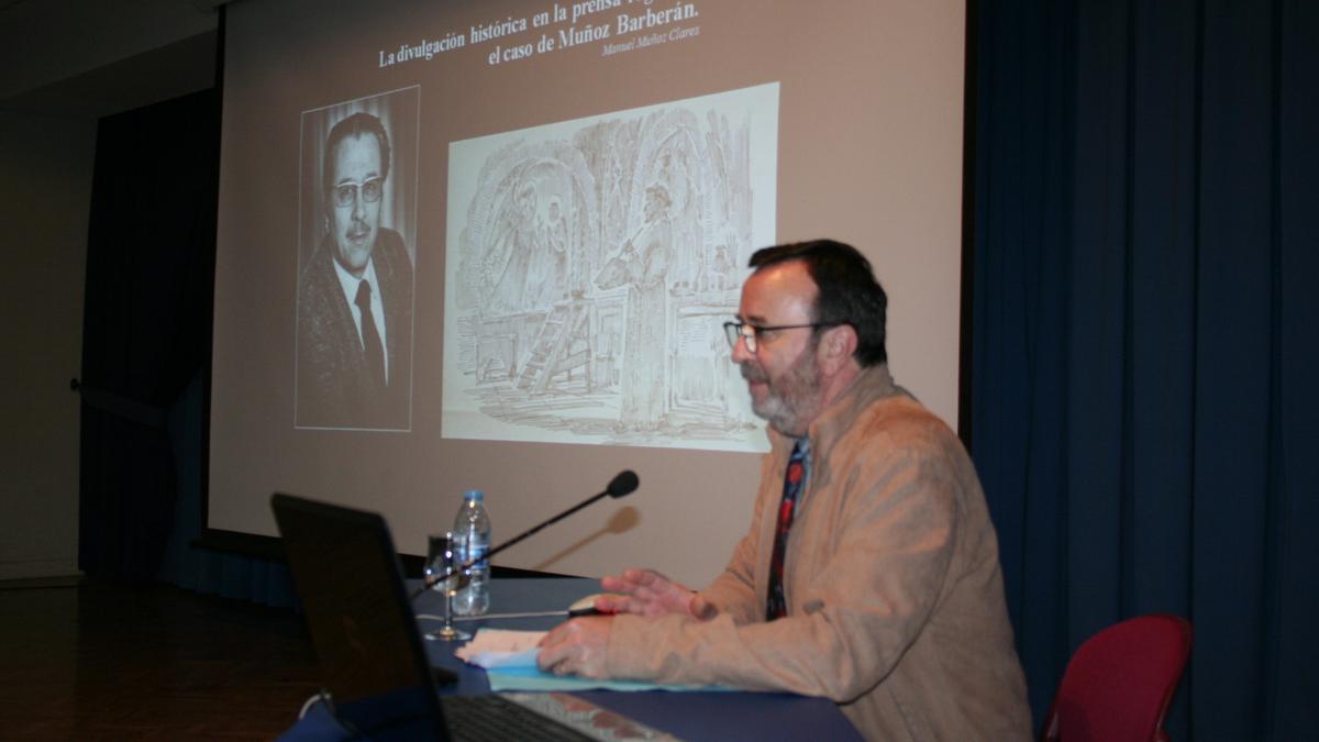 El investigador Manuel Muñoz Clares durante la conferencia.