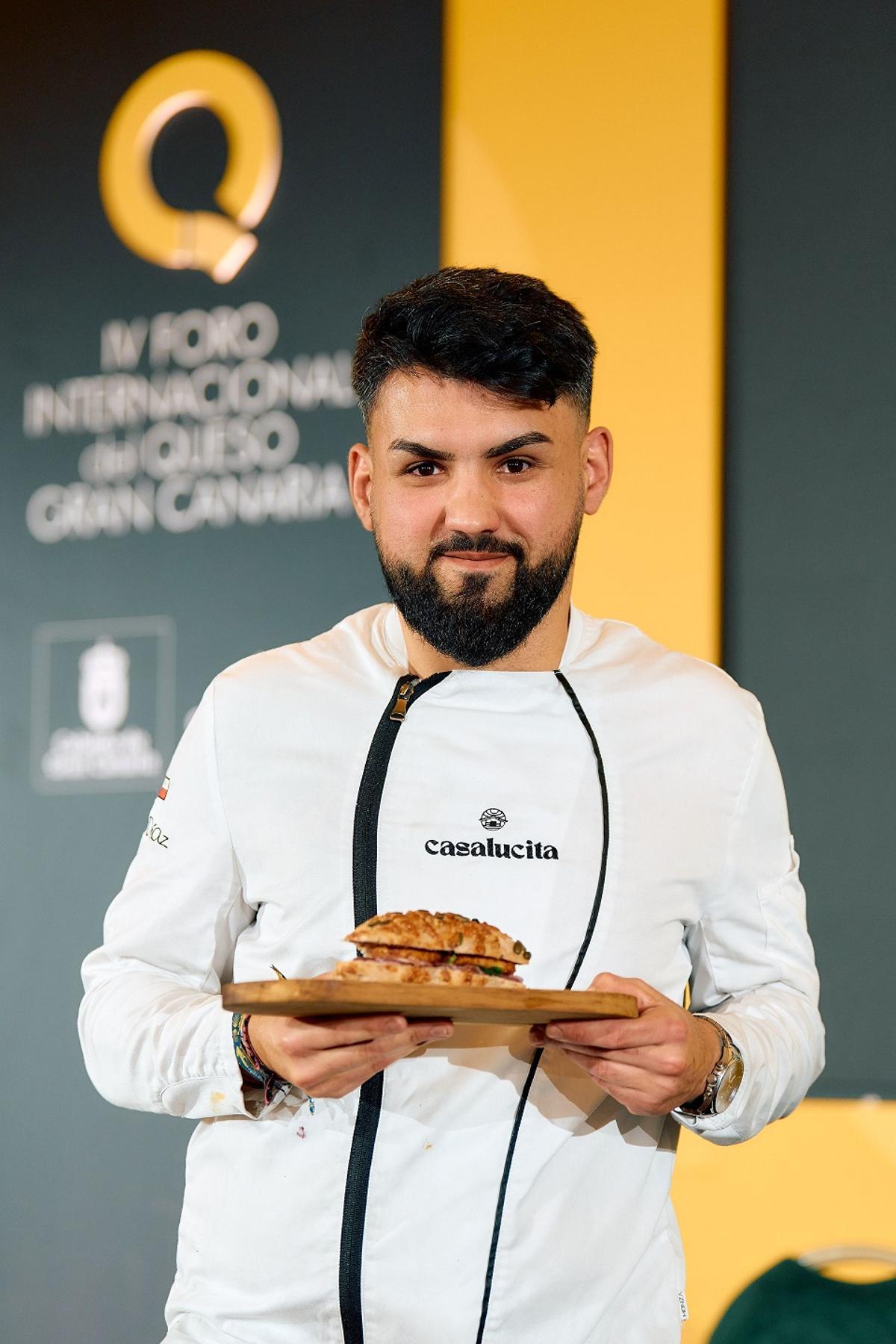 El chef majorero Kevin Díaz Perdomo muestra su bocadillo de queso ganador del IV Foro Internacional del Queso de Gran Canaria.