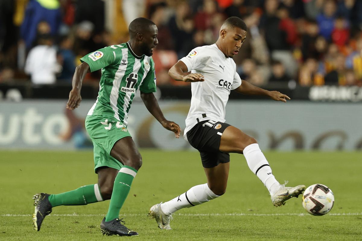 Lino conduce el balón